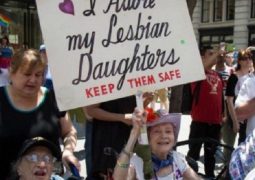 gay pride mamma stesso cartello 30 anni