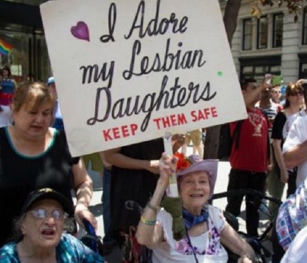 Gay pride, mamma con stesso cartello per 30 anni Icone Gay 