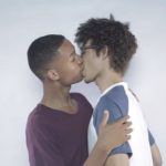 Ragazzi etero e gay si baciano tra loro (VIDEO) Video 