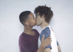 ragazzi etero gay si baciano video