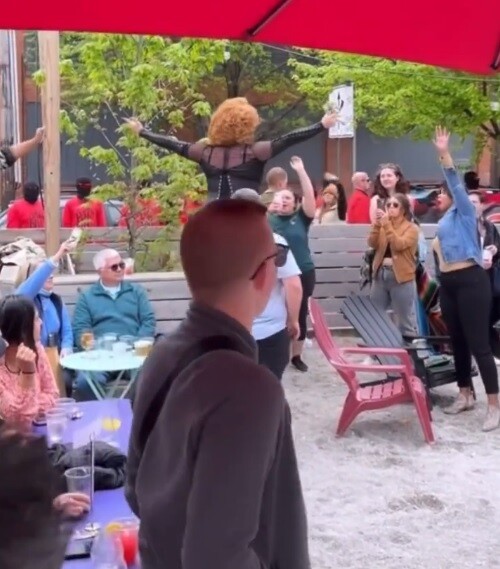 In Ohio nazisti sempre più presenti ad eventi Drag Manifestazioni Gay Video 