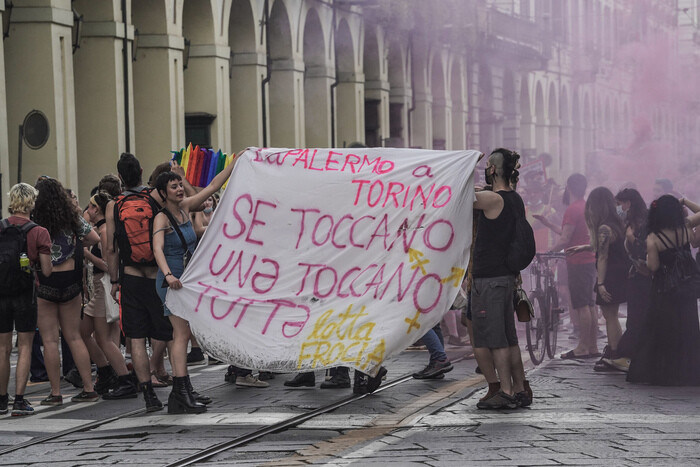 In Italia l'omofobia incalza: aggressioni ai gay pride Manifestazioni Gay Omofobia 